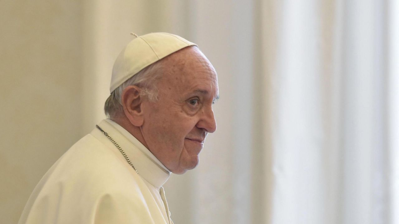 Papież Franciszek spotkał się z dziennikarzami zrzeszonymi we Włoskiej Unii Periodyków i Włoskiej Federacji Tygodników Katolickich (fot. PAP/EPA/ANDREAS SOLARO/POOL) Papież Franciszek spotkał się z dziennikarzami zrzeszonymi we Włoskiej Unii Periodyków i Włoskiej Federacji Tygodników Katolickich (fot. PAP/EPA/ANDREAS SOLARO/POOL)