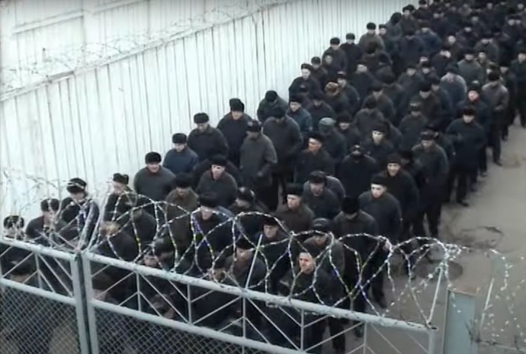 Зняволеныя наваполацкай калоніі. (Скрыншот: Упраўленне дэпартаменту выканання пакаранняў у Віцебскай вобласці / Youtube)