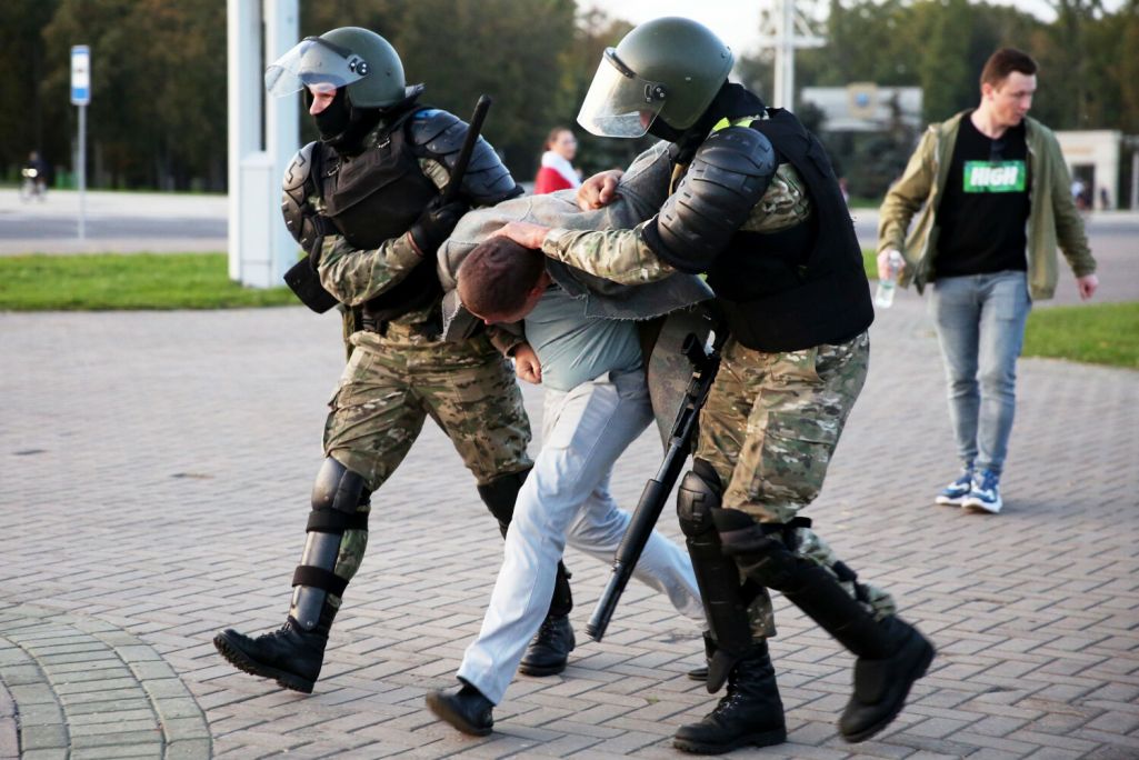 Здымак мае ілюстрацыйны характар. Праваахоўнікі затрымаюць мужчыну падчас мітынгу супраць таемнай інаўгурацыі Аляксандра Лукашэнкі ў Менску, Беларусь. 23 верасня 2020 года. (Фота: TUT.BY / AFP / East News)