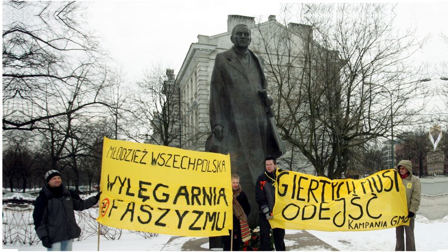 W oczach lewicowych czytelników „Gazety Wyborczej” Roman Dmowski to przerażający guru kiboli i nazi-skinów. Na fotografii demonstraci z kampanii "Giertych Musi Odejść", którzy protestowali pod pomnikiem Romana Dmowskiego 24 lutego 2007. Fot. PAP/Radek Pietruszka