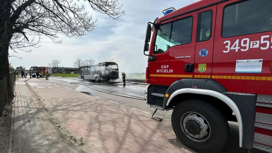 W gminie Mycielin spłonął autobus PKS (fot. OSP KSRG Mycielin)