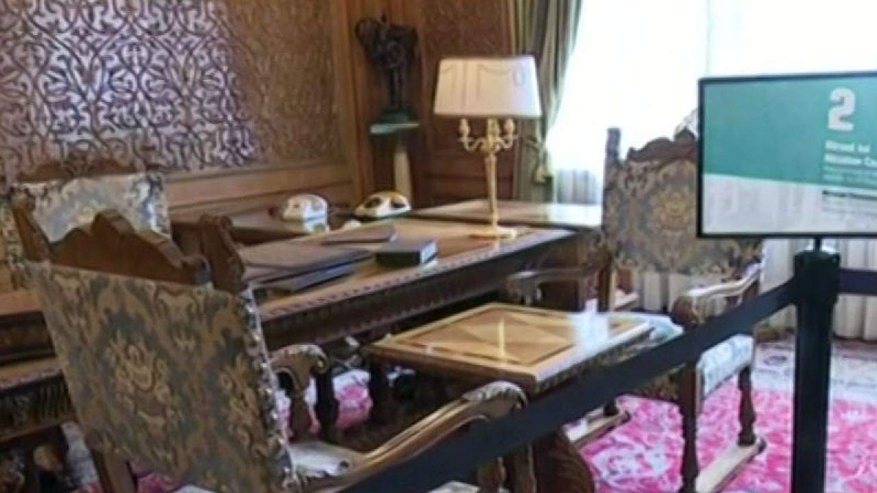 Pełna przepychu willa ma 80 pokoi, zdobionych eleganckimi lustrami, żyrandolami, mozaikami (fot. TVP) Pełna przepychu willa ma 80 pokoi, zdobionych eleganckimi lustrami, żyrandolami, mozaikami (fot. TVP)