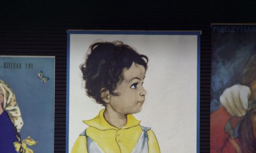Publiczność tak polubiła jej malarstwo, że portrety dzieci pojawiły się na rynku w formie pocztówek. Cieszyły się ogromną popularnością, były kolekcjonowane, powstał fanklub artystki. Ona jednak źle wspominała współpracę z Krajową Agencją Wydawniczą. Jak mówiła, z jednego obrazu publikowali niesamowite liczby pocztówek, bez pytania. Na zdjęciu praca artystki „Międzynarodowy Rok Dziecka” na wystawie pod patronatem UNICEF w Muzeum Plakatu w Wilanowie w 1979 r. Fot. PAP/Reprodukcja Tomasz Listopadzki