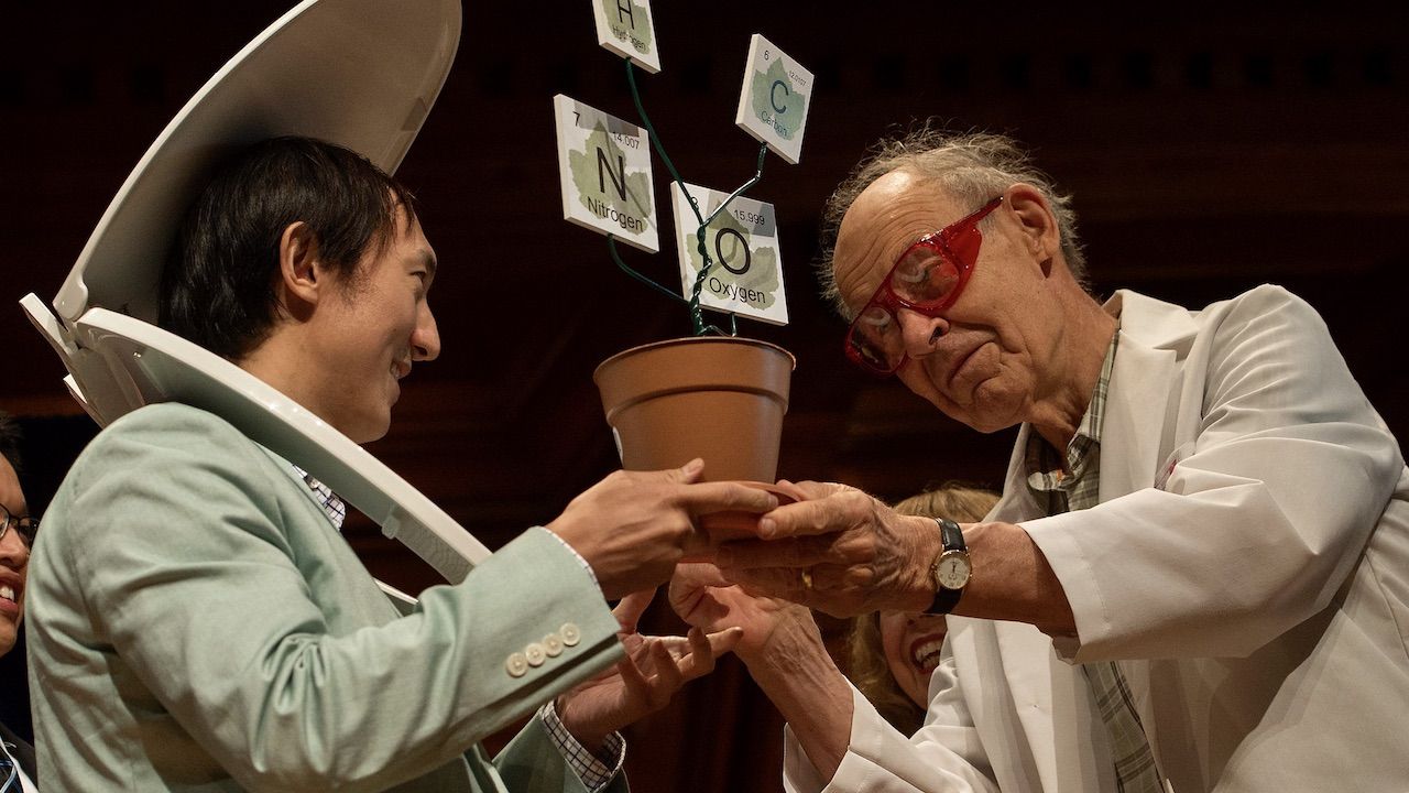 Ceremonia wręczenia nagród Ig Nobel, która odbyła się w Sanders Theatre w USA 17 września 2015 r.  (fot. arch.PAP/EPA/CJ GUNTHER)