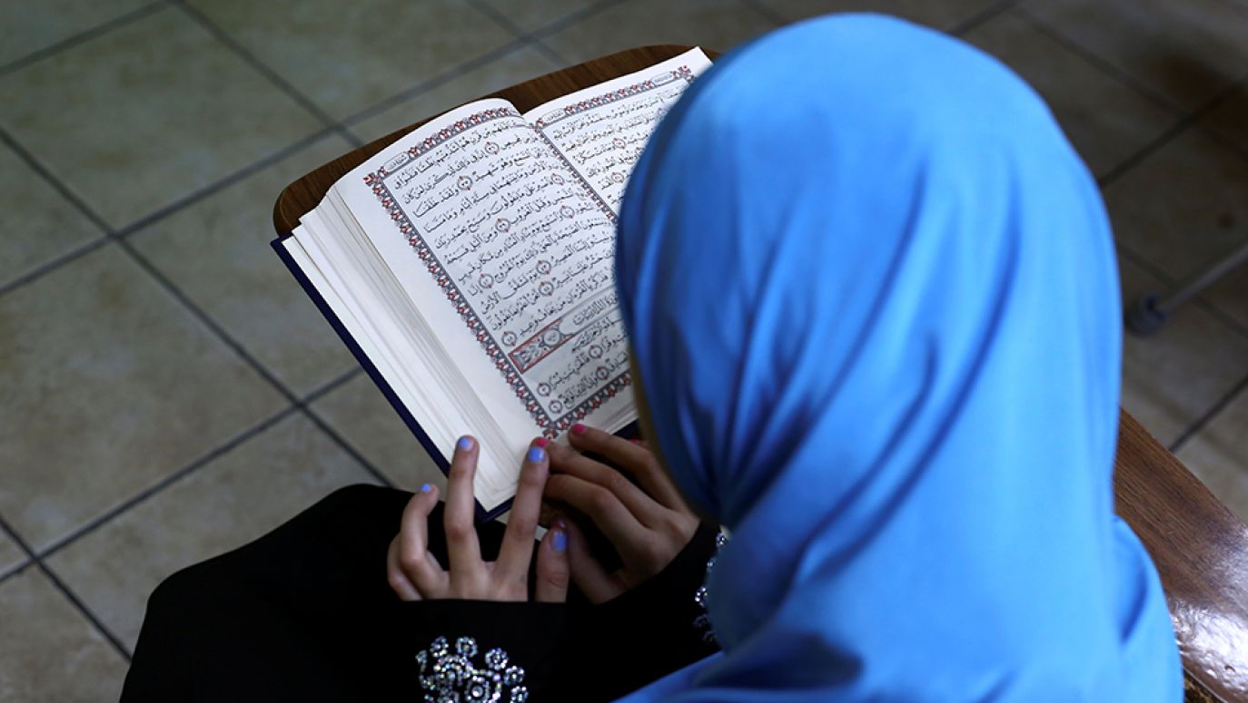 Читать коран в телефоне. Коран. Про хиджаб в Коране. Мусульманская девушка с Кораном. Мусульманка книга.