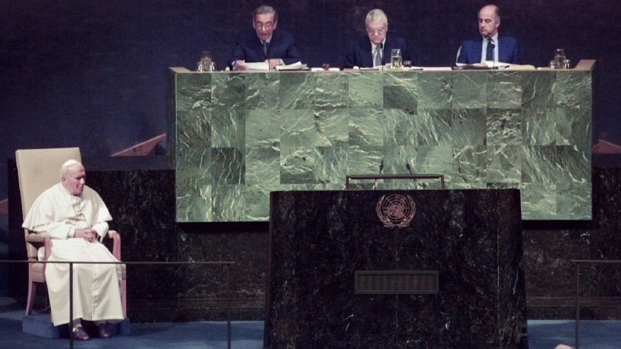 Jan Paweł II podczas posiedzenia Zgromadzenia Ogólnego ONZ 5 października 1995. Fot. REUTERS/ Gary Hershorn  (DIGITAL PHOTO)