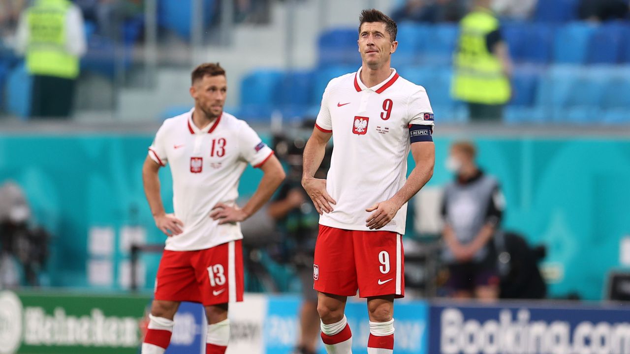 Robert Lewandowski był jednym z najgorszych polskich piłkarzy na boisku (fot. Getty Images) Robert Lewandowski był jednym z najgorszych polskich piłkarzy na boisku (fot. Getty Images)