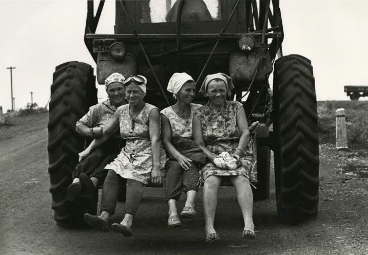 Жанчыны на трактары каля Маладзечна, 1973 год. (Фота: Віктар Ахломаў / russiainphoto.ru)
