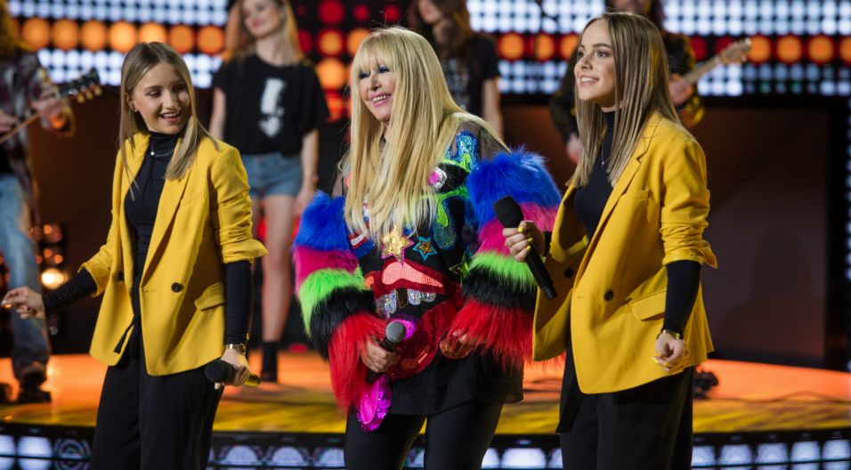 Jako pierwsze wystąpiły bliźniaczki Julia i Wiktoria Szlachta. W odcinku z Marylą Rodowicz, artystka nie miła wątpliwości, że powinny wygrać. W finale wspólnie zaśpiewały „Szparkę sekretarkę” (fot. J. Bogacz/TVP)