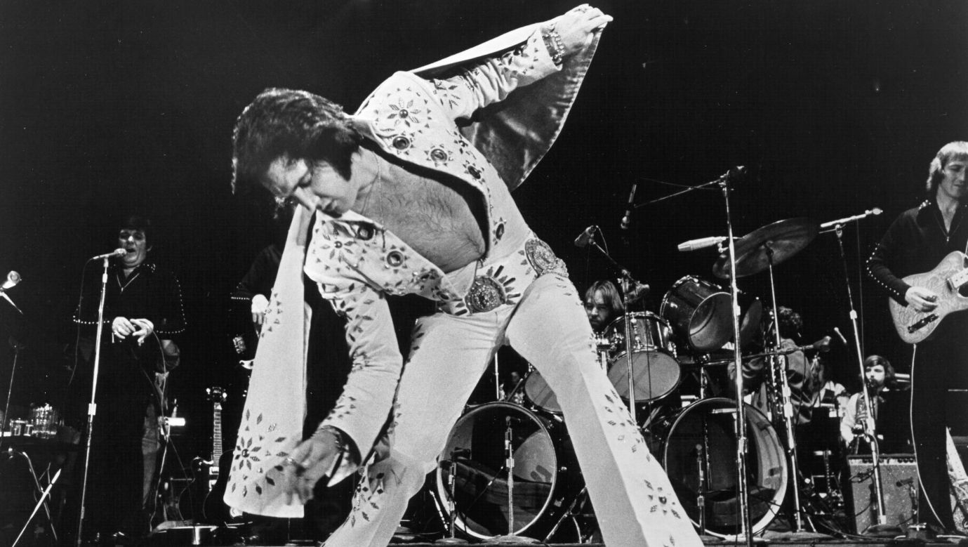 Elvis Presley na scenie w 1972 roku. Fot. Michael Ochs Archives/Getty Images