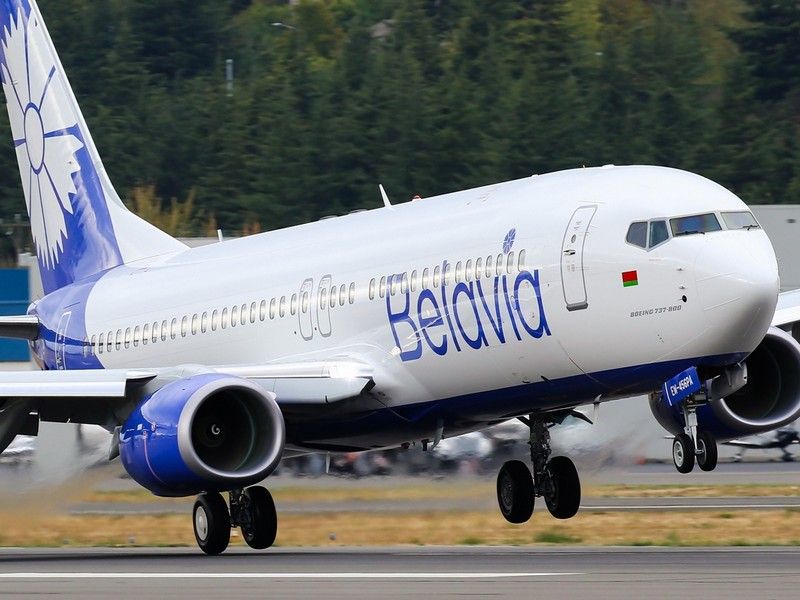 Самалёт Boeing 737-800 у парку «Белавія». (Фота: holiday.by)