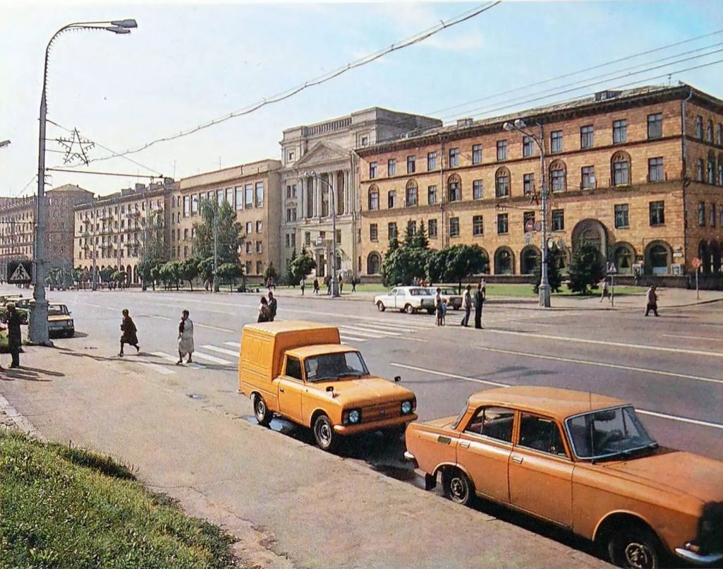 Плошча Свабоды ў Менску, 1986 ці 1987 год. Фота з альбому «Мінск учора і сёння». У альбоме выкарыстаныя фота Г. Дзяткевіча, Г. Ліхтаровіча, В. Харчанкі, А. Лабады. Скан: pastvu.com