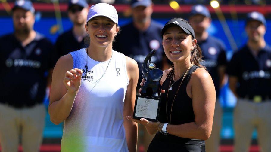 “You have an amazing game and you showed it throughout the tournament. Hopefully, we will have many more finals together,” Iga Świątek told Jessica Pegula after the match. Photo: Dean Mouhtaropoulos/Getty Images 
