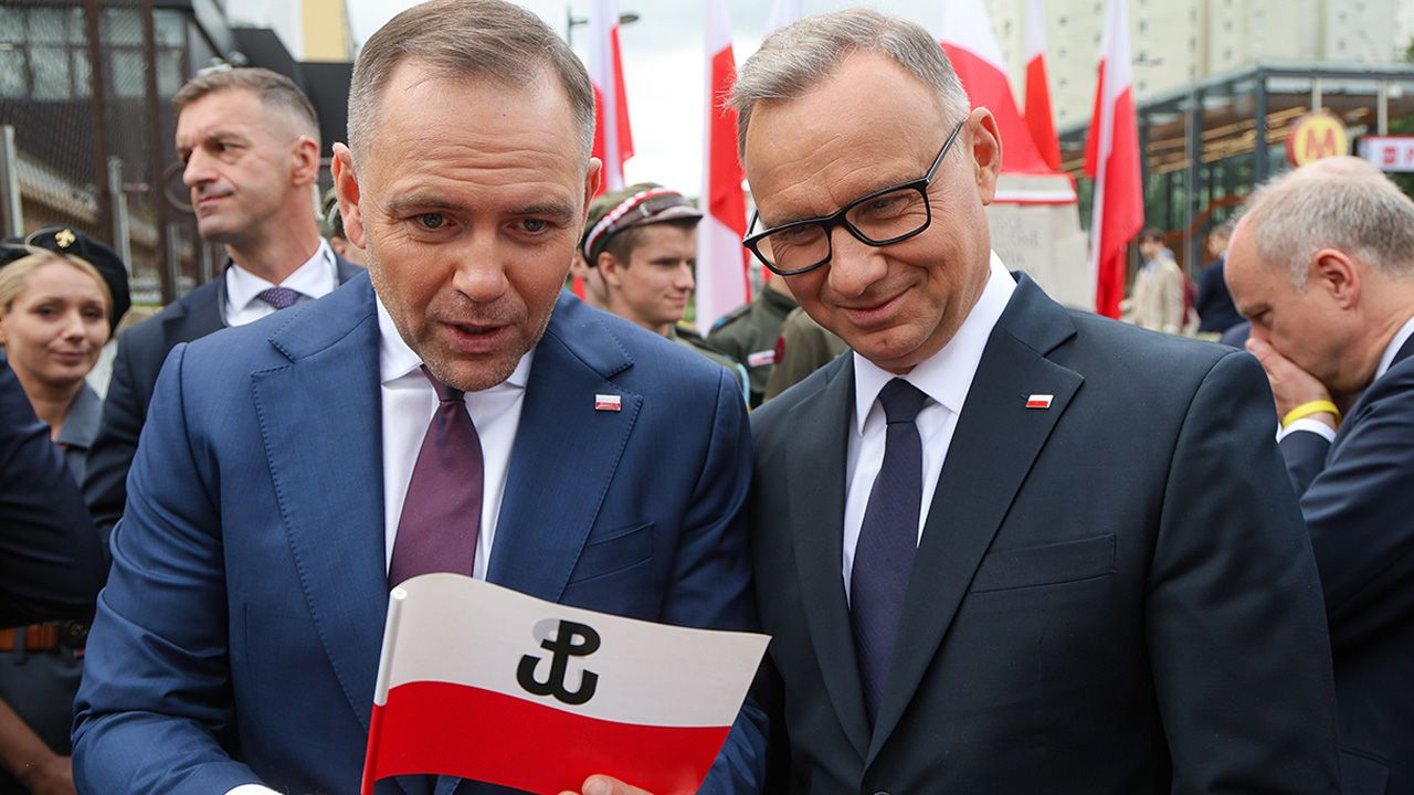 Przez pierwsze 100 dni swojej prezydentury Karol Nawrocki podpisał 70 ustaw, 13 razy złożył weto i odbył 11 wizyt zagranicznych. Prezydent wydał na początku swojego urzędu więcej wet niż jego...