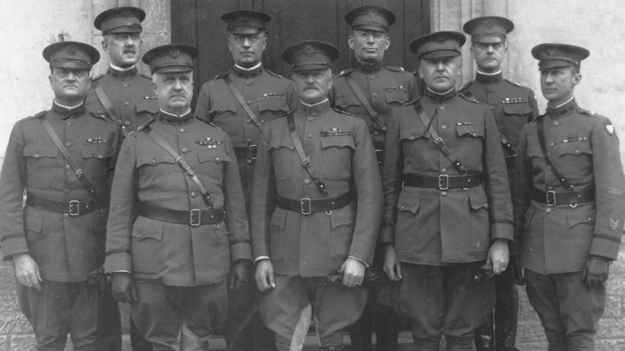Gen. John Pershing (w pierwszym rzędzie w środku) i członkowie jego sztabu. Za Pershingiem (w drugim rzędzie drugi z prawej) szef wywiadu wojskowego USA Dennis E. Nolan. Fot. Wikimedia