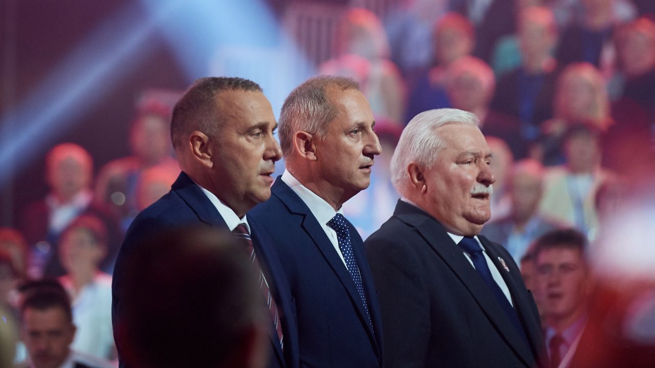 Lech Wałęsa (P), Sławomir Neumann (C) i Grzegorz Schetyna (L) podczas Konwencji Krajowej PO w Gdańsku (fot. PAP/Adam Warżawa) Lech Wałęsa (P), Sławomir Neumann (C) i Grzegorz Schetyna (L) podczas Konwencji Krajowej PO w Gdańsku (fot. PAP/Adam Warżawa)