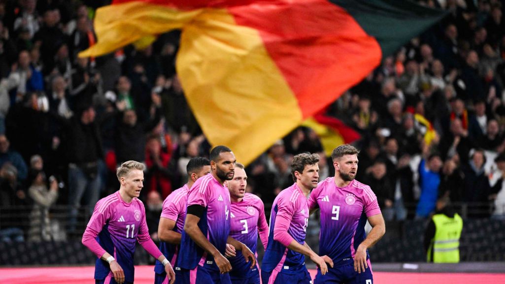 Na miano najładniejszej koszulki Euro 2024 zasługuje jednak ich koszulka wyjazdowa reprezentacji Niemiec w odważnym kolorze fuksji. Fot. KIRILL KUDRYAVTSEV/ AFP EastNews