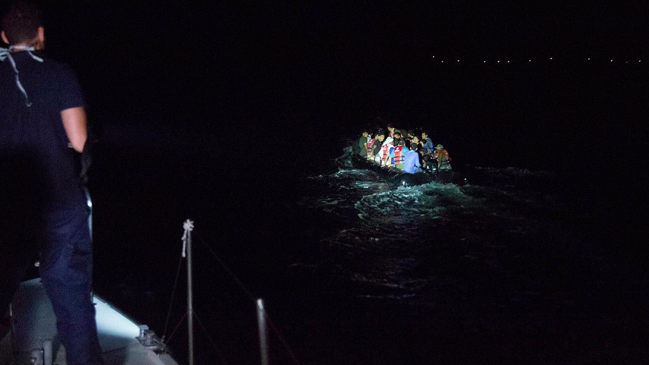 Frontex uczestniczy w zatrzymywaniu łodzi z uchodźcami zanim dotrą na greckie wyspy (fot.  Nicolas Economou/NurPhoto via Getty Images)