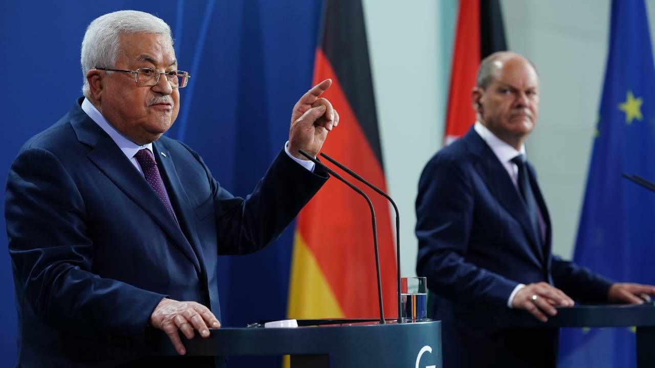 Mahmud Abbas podczas konferencji z niemieckim kanclerzem (fot. PAP/EPA/CLEMENS BILAN)
