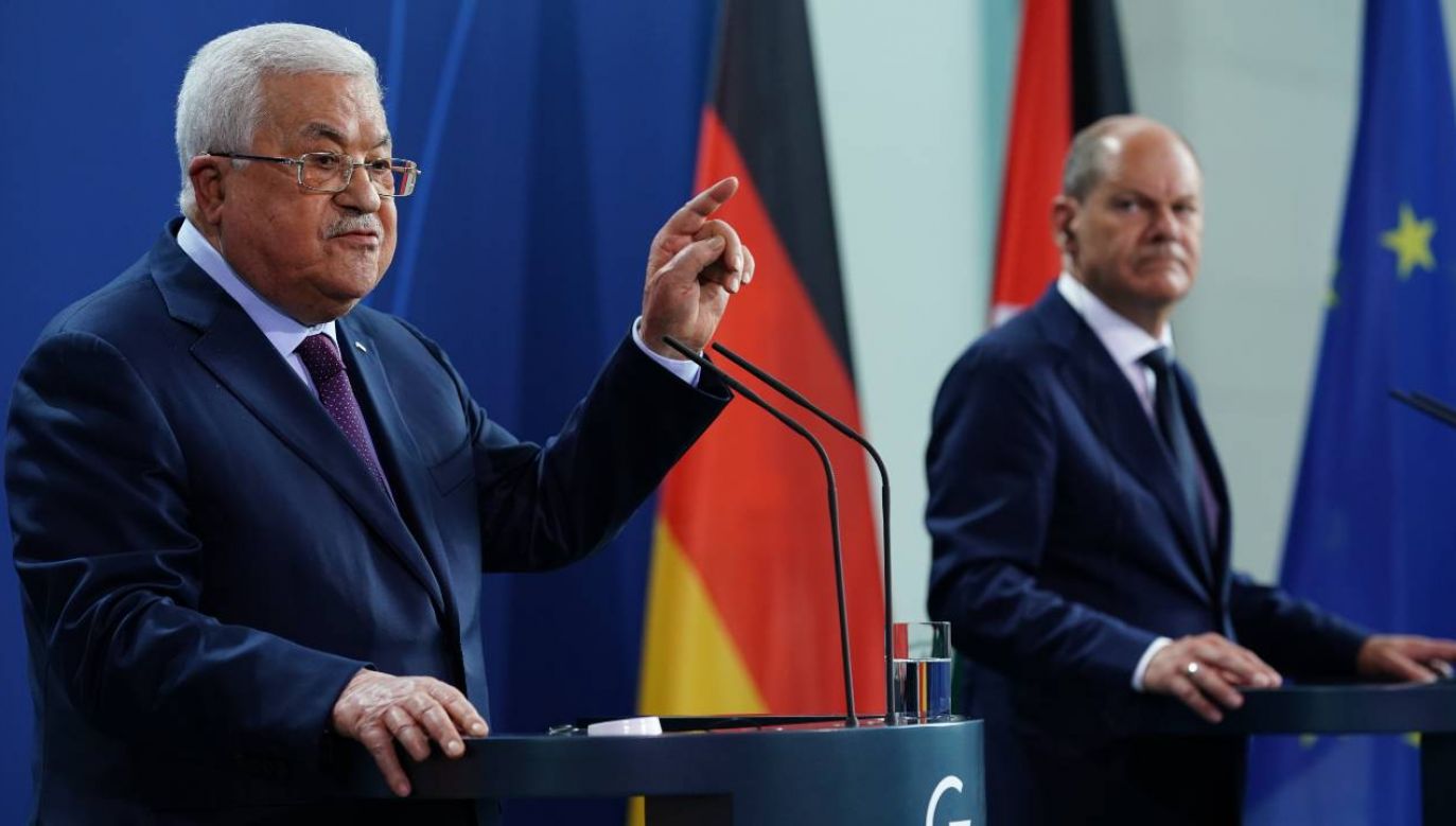 Mahmud Abbas podczas konferencji z niemieckim kanclerzem (fot. PAP/EPA/CLEMENS BILAN)