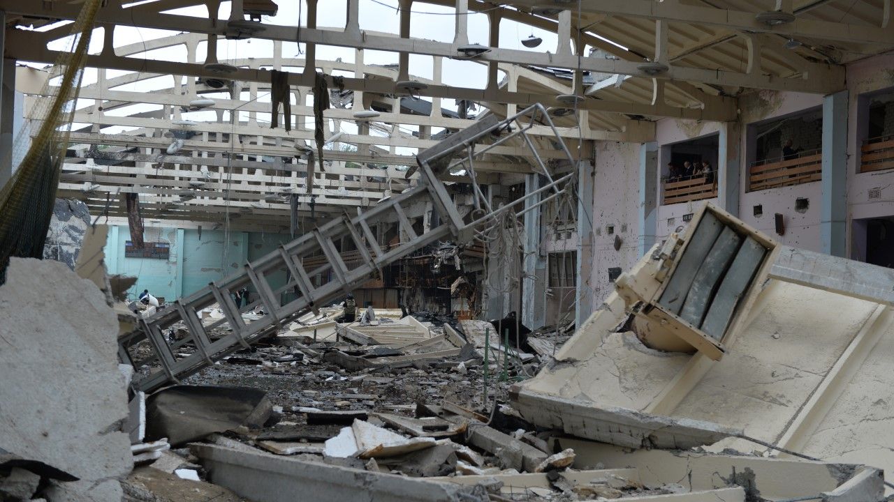 Budynki Charkowskiej Politechniki zniszczone w wyniku ostrzału rakietowego (fot. Sofia Bobok/Anadolu Agency via Getty Images)