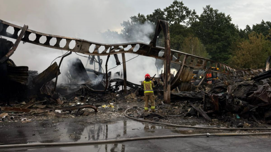 Dogaszanie pożaru w Kędzierzynie-Koźlu trwa. Straty pójdą w miliony (fot. TVP3 Opole)