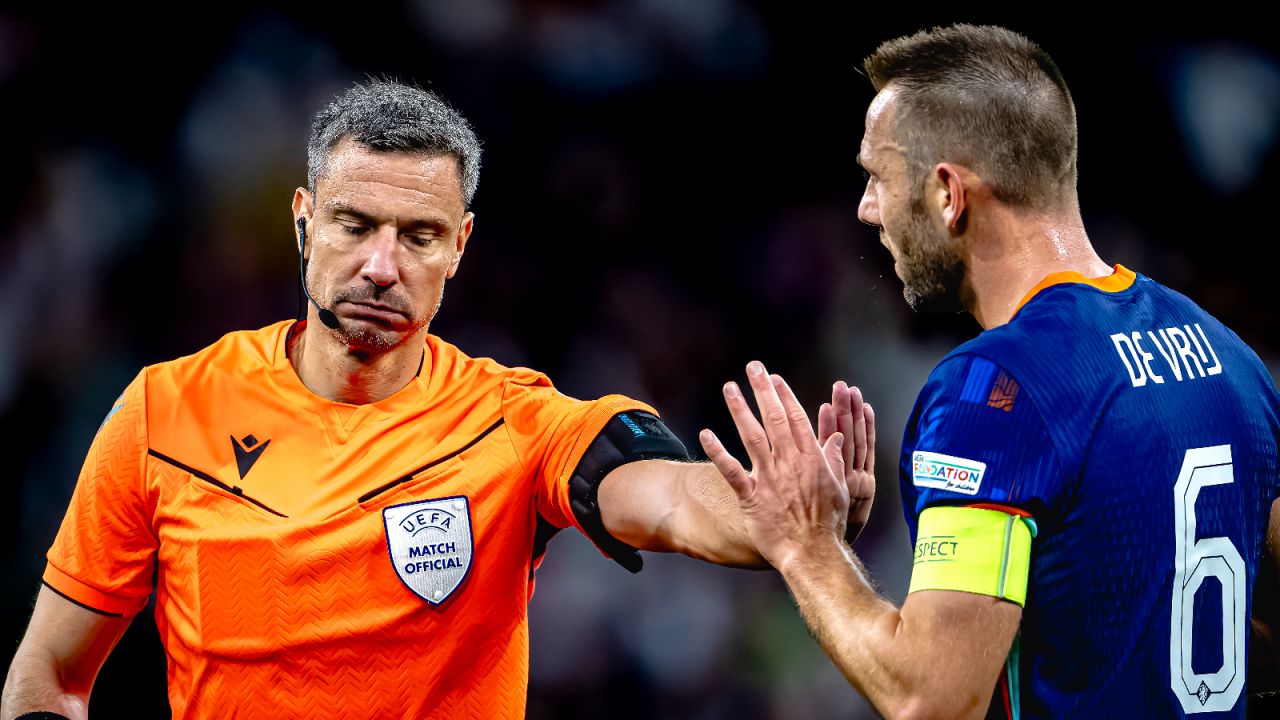 Slavko Vincić uspokajający Stefana de Vrija (fot. Getty Images)