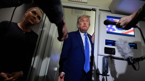Прэзідэнт ЗША Доналд Трамп размаўляе з журналістамі на борце «Air Force One» пасля вылету з саміту лідараў G7 16 чэрвеня 2025 года ў Калгары, Канада. Фота: Chip Somodevilla / Getty Images
