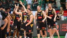 Koszykarze Trefla Sopot cieszą się ze zwycięstwa po czwartym meczu półfinałowym Ekstraklasy ze Śląskiem Wrocław (fot. PAP)