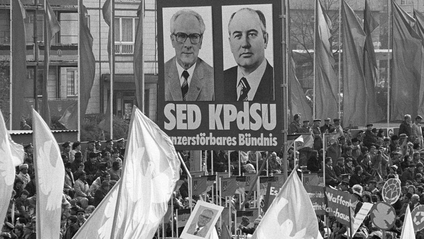 Obchody święta 1 Maja w Berlinie w latach 80. Na transparentach portrety Ericha Honeckera i Michaiła Gorbaczowa. Fot. Mehner/ullstein bild via Getty Images
