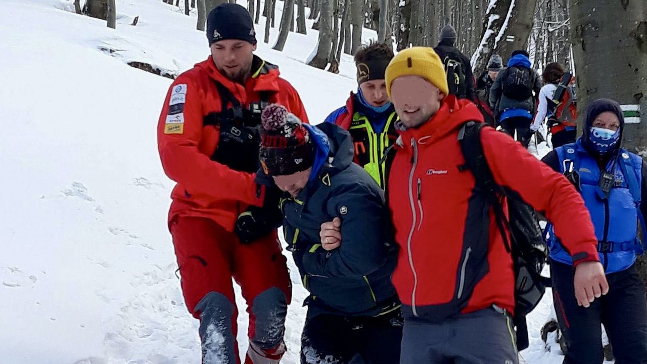 Turyści zostali sprowadzeni z góry przez ratowników (fot. FB/GOPR Bieszczady) Turyści zostali sprowadzeni z góry przez ratowników (fot. FB/GOPR Bieszczady)