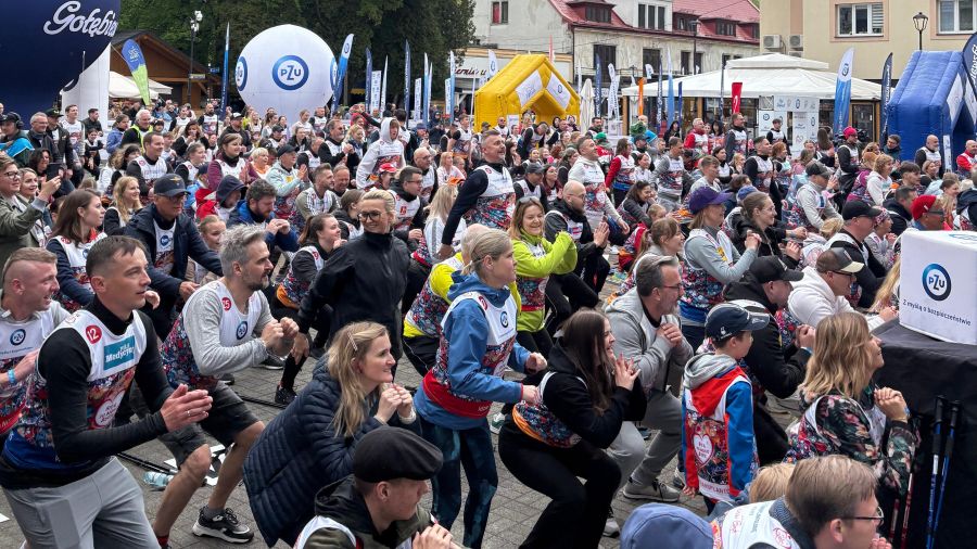 Uczestnicy imprezy maszerują z kijami nordic walking po trasie wytyczonej w centrum Wisły. Fot. Jacqueline Kuffel | TVP3 Katowice
