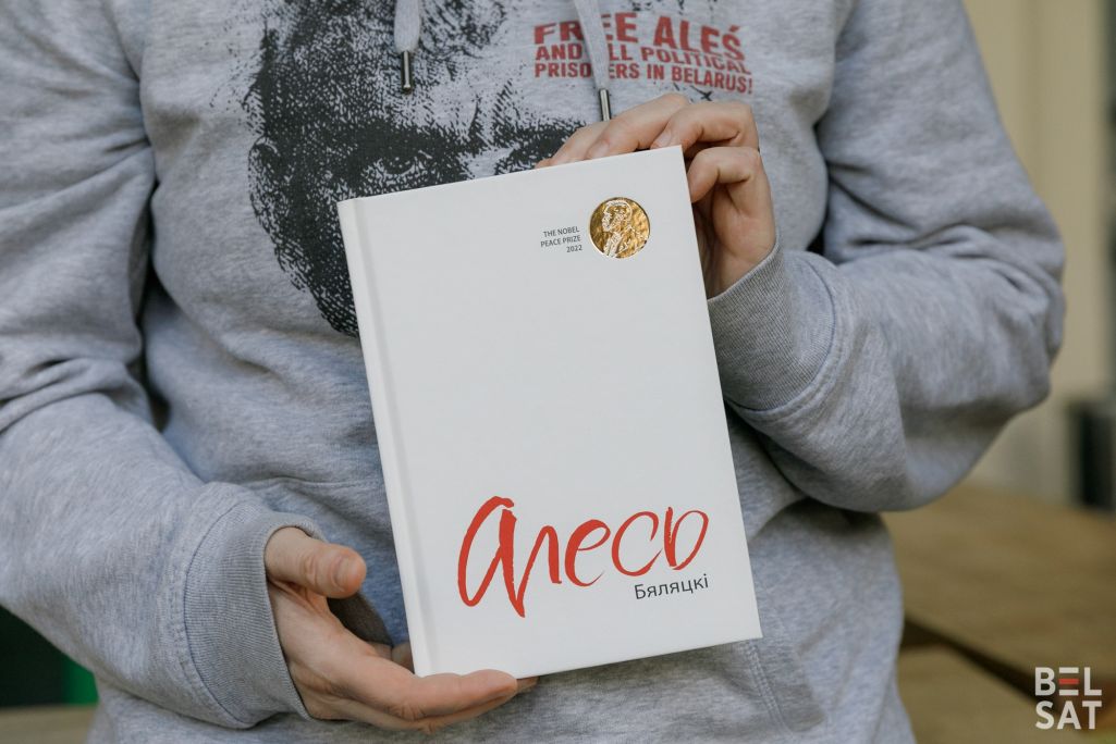 Старшыня Беларускага ПЭНу Таццяна Нядбай трымае кнігу «Алесь Бяляцкі», у якой сабраны ўспаміны Бяляцкага, публікацыі ў перыёдыцы, выступы на канферэнцыях і ў судах, лісты на свабоду ды інтэрв’ю. Варшава, Польшча. 18 красавіка 2024 года. (Фота: Таццяна Верамеева / Белсат)