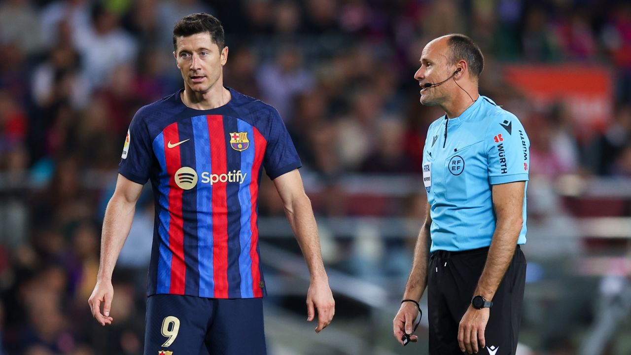 Robert Lewandowski i Mateu Lahoz (fot. Getty)