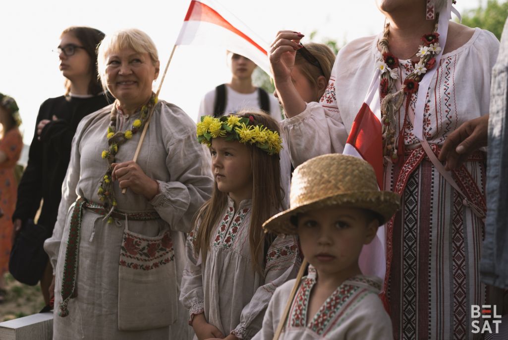 Беларусы святкуюць Купалле на беразе Віслы. Варшава, Польшча. 24 чэрвеня 2023 года. (Фота: Міра Ляселішская / Белсат)