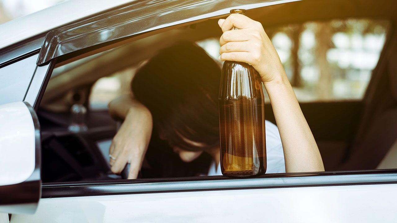 Pijana i z piwem w ręku prowadziła auto (fot. Shutterstock/ GBALLGIGGSPHOTO) Pijana i z piwem w ręku prowadziła auto (fot. Shutterstock/ GBALLGIGGSPHOTO)