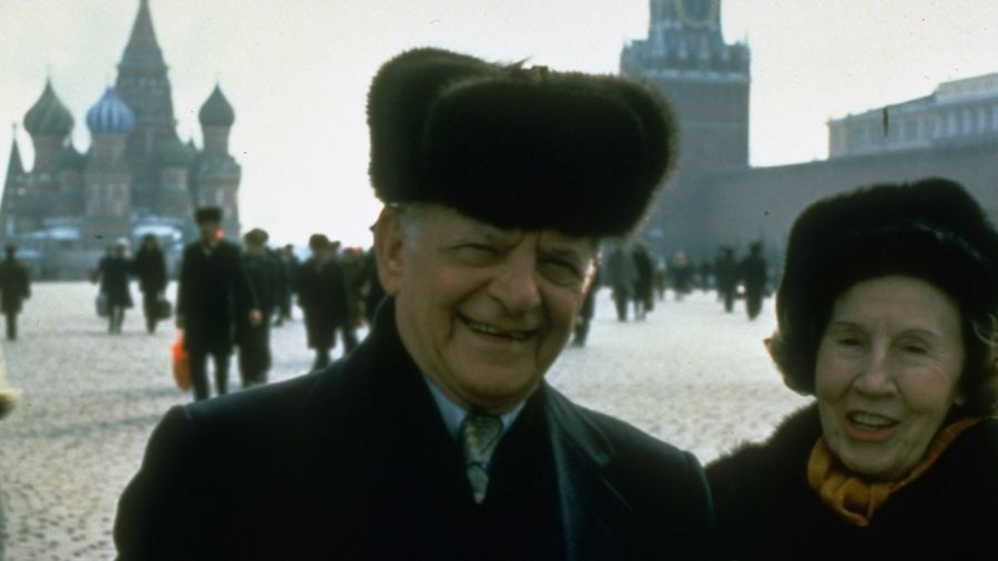 Armand Hammer z małżonką na Placu Czerwonym w Moskwie. Fot. John Bryson/The LIFE Images Collection via Getty Images/Getty Images