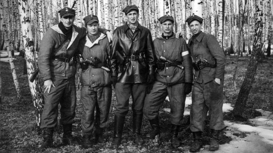 Turgiele na Wileńszczyźnie, lata 40. Żolnierze Armii Krajowej , partyzanci z brygady "Szczerbca". Ostatni po prawej - autor fotografii, Zbyszko Siemaszko, ps. Swojak. Fotografia wykonana samowyzwalaczem. Repr. RSW / RSW / Forum