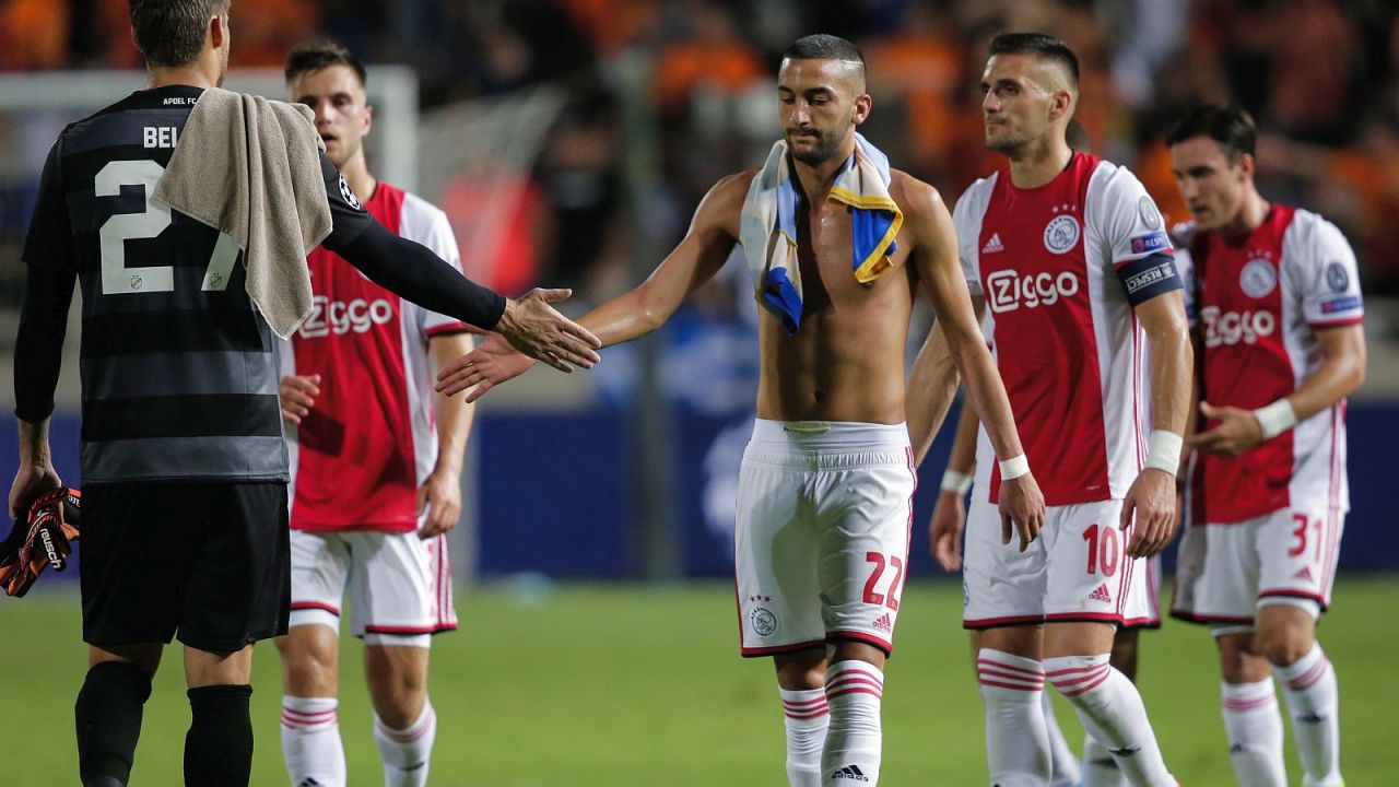 Hakim Ziyech (Ś), Dusan Tadić i Nicolas Tagliafico (w tle) po pierwszym meczu z APOEL-em (fot. Getty)