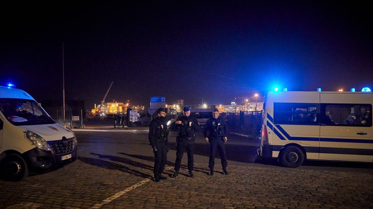 Policja odgradza obszar wokół akcji ratunkowej w porcie Calais (fot. Kiran Ridley/Getty Images) Policja odgradza obszar wokół akcji ratunkowej w porcie Calais (fot. Kiran Ridley/Getty Images)