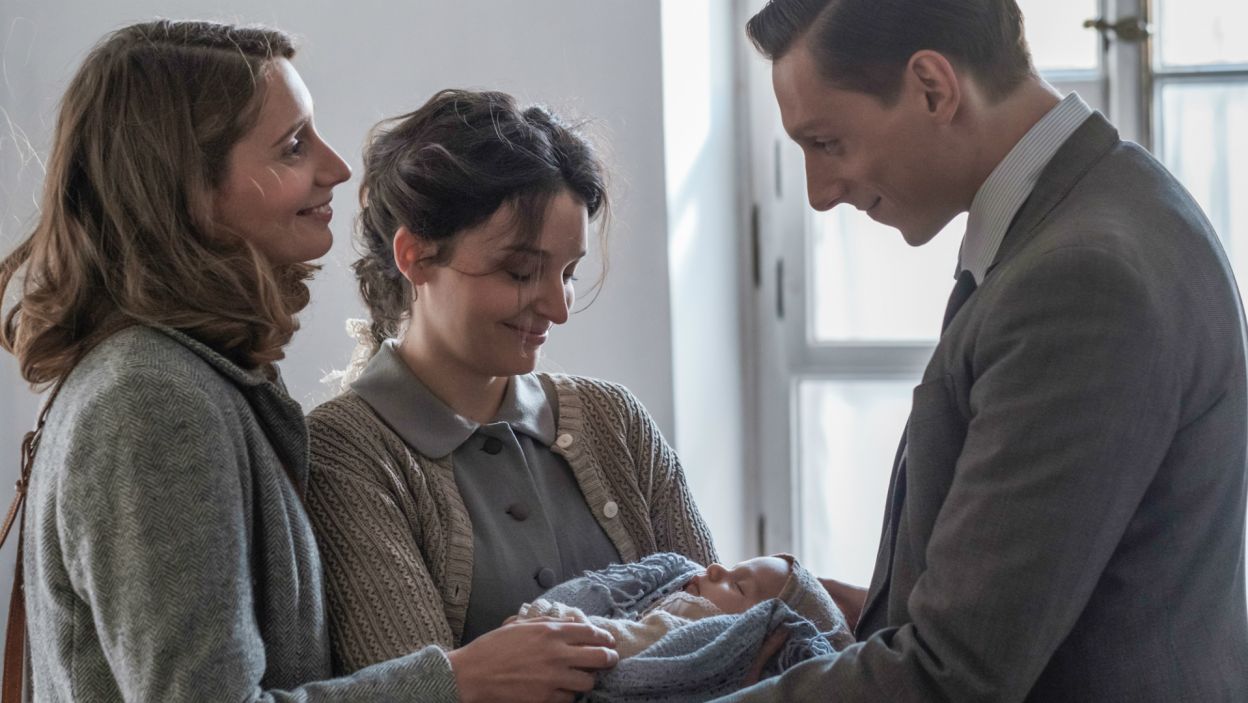 Leokadia podejmuje decyzję o ukryciu Marysi w Nałęczowie. Joachimówna dzięki temu dołącza do swojej siostry i małej Ani, uratowanej z getta (fot. TVP)