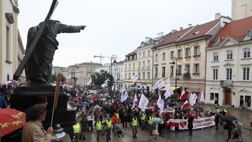 17. Ogólnopolski Marsz dla Życia i Rodziny odbywa się ulicami Warszawy mimo deszczu