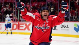 Aleksander Owieczkin jest pierwszym zawodnikiem w historii, który zdobył 900 goli w NHL. Jego Washington Capitals pokonali 6:1 St. Louis Blues (fot. Getty Images)