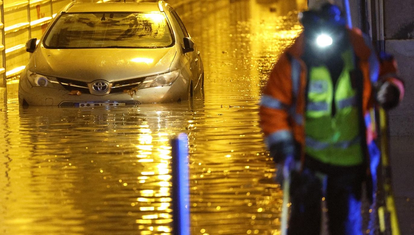 Kilka głównych arterii miasta znalazło się pod wodą (fot. PAP / EPA / ANTONIO PEDRO SANTOS)