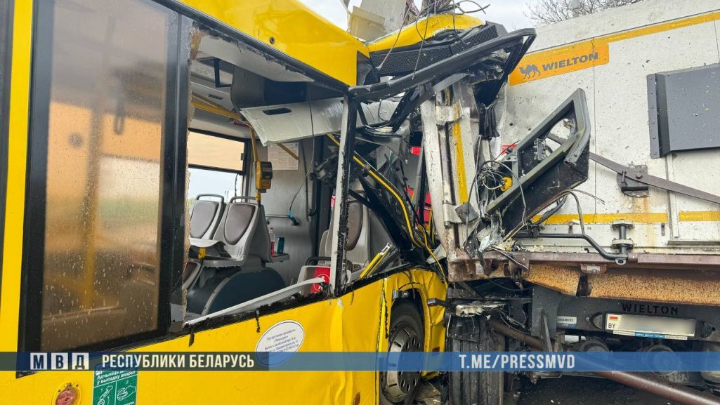 Наступствы ДТЗ з аўтобусам і цяжкавіком каля Менску. 16 красавіка 2024 года. (Фота: pressmvd / Telegram)