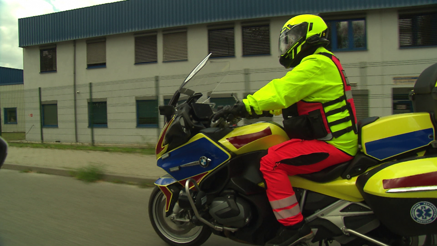 Obecnie po drogach i bezdrożach województwa śląskiego jeżdżą 4 motoambulanse. Fot. TVP3 Katowice