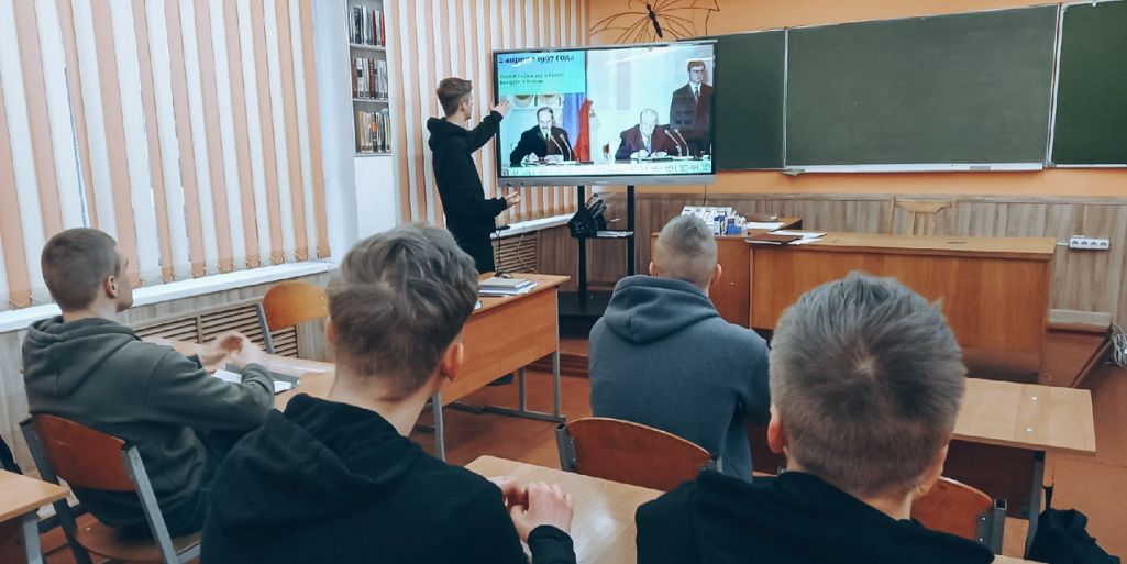 Здымак мае ілюстрацыйны характар. «Інфармацыйны дайджэст» да Дня яднання народаў Беларусі і Расеі ў Гомельскім дзяржаўным каледжы электронікі і інфармацыйных тэхналогіяў. Гомель, Беларусь. 2 красавіка 2022 года. (Фота: Electro.gomel.by)