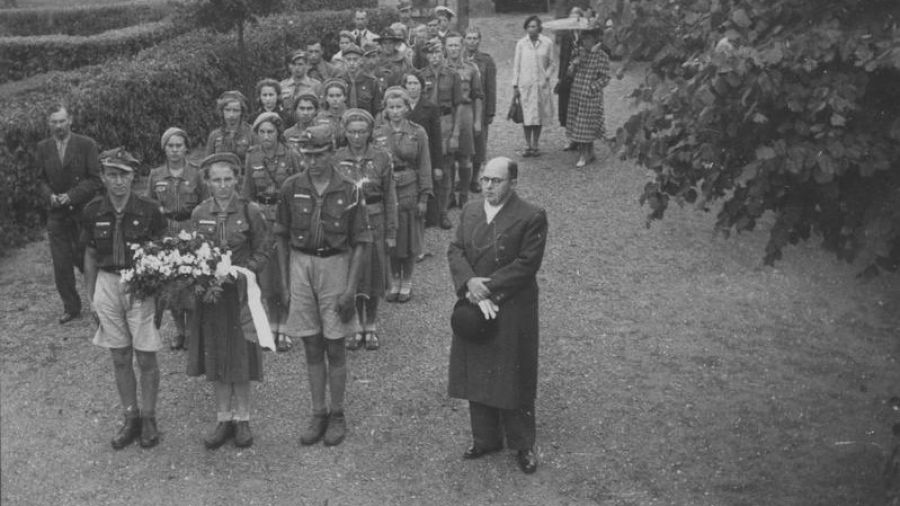 Polscy harcerze przed złożeniem wieńca na cmentarzu legionistów w Dyneburgu, 1939. Fot. Narodowe Archiwum Cyfrowe