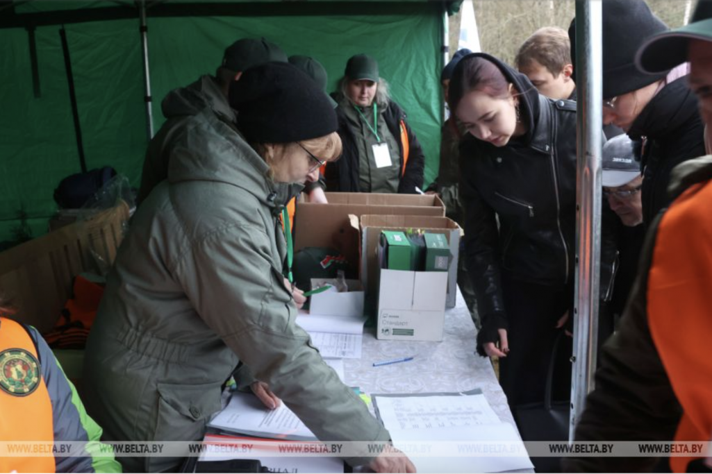 Збор подпісаў на «Чэмпіянаце па колцы дроў для СМІ». Крыніца: БелТА