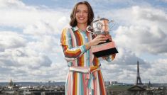 Iga Świątek z trofeum Roland Garros (fot. Getty)
